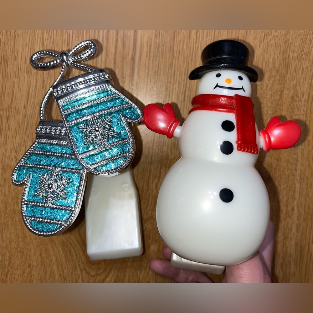 Bath & Body Works Christmas Wallflower Plugs (Mittens & Snowman)-EXCELLENT COND.
